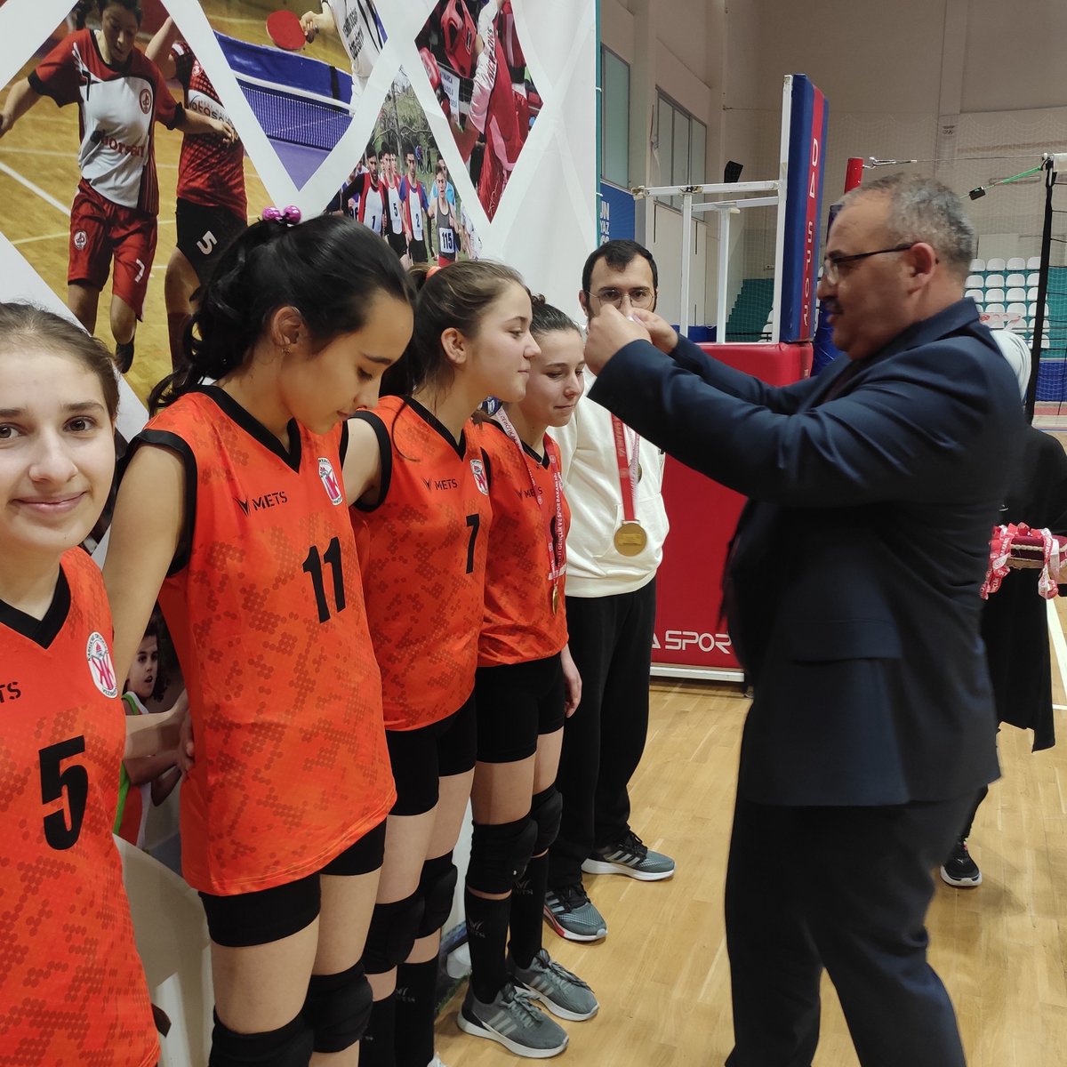 vezirkoprumem's tweet photo. 2022-2023 Eğitim Öğretim Yılı okul sporları faaliyetleri kapsamında gerçekleşen müsabakalarda çeyrek finalde Atakum Recep Tanrıverdi Ortaokulu'nu, yarı finalde de Özel Final Ortaokulu'nu mağlup eden Karkucak Ortaokulu Yıldız Kızlar Voleybol Takımı; https://t.co/ufMcdWvlte