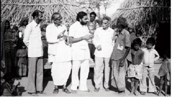 IndiaHistorypic's tweet photo. 1980s :: Narendra Modi Meeting Villagers In Gujarat to Understand Their Problems https://t.co/6xO9tT3WEK