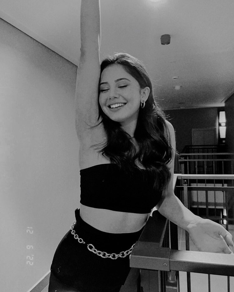 user282783378's tweet photo. Let’s raise a glass or two,to all the things I’ve lost on you. 
Tell me are they lost on you? 

 #helinkandemir 🫀@_helinkandemirr https://t.co/So8clDK6FS