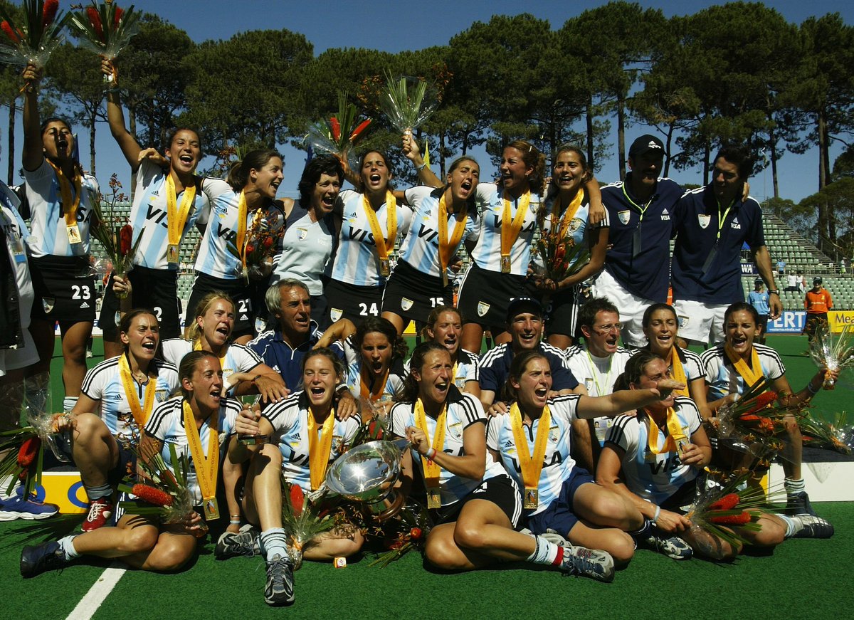 AndresPando_'s tweet image. Hoy se cumplen 20 años del primer Mundial ganado por Las Leonas. Con la jugada de @aymarlucha y el gol de @ines_arrondo. Con el penal atajado por @marieantoniska. Con la victoria ante Holanda y esos festejos en Perth. Con un equipazo. ¡Feliz aniversario! #Hockey