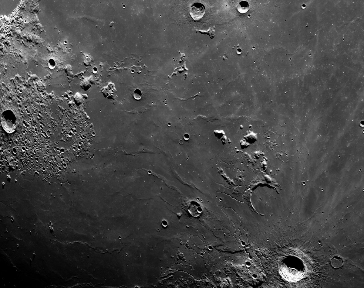 ExploracionE's tweet photo. Fotos del 5 de diciembre tomadas por la @NASA_Orion de la superficie lunar.

¿Cuál es tu favorita? https://t.co/Ixad7GvAbt