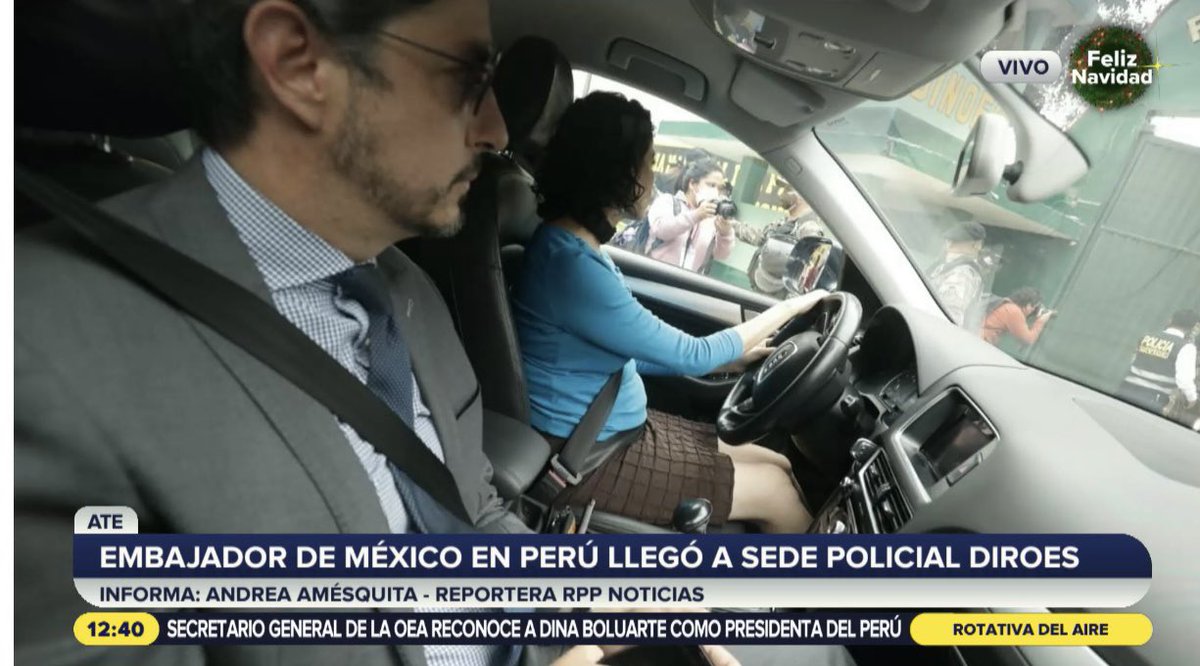#ULTIMAHORA El embajador de México en Perú 🇵🇪 Pablo Monroy visita a Pedro Castillo para ofrecer asilo político. El <a href="/GobiernoMX/">Gobierno de México</a> quiere intervenir para que Pedro Castillo no enfrente la justicia. Ojo <a href="/CancilleriaPeru/">Cancillería Perú🇵🇪</a>