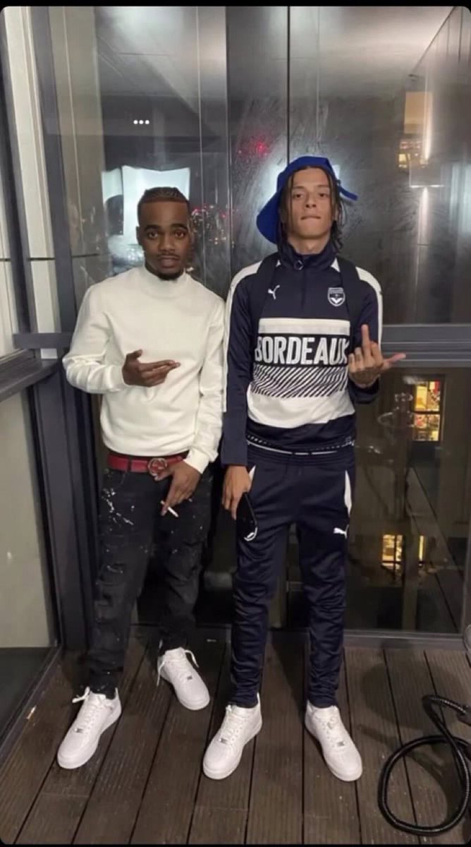 RAPTlME's tweet photo. Central Cee avec le maillot de Bordeaux mdrr je comprends toujours pas https://t.co/N2BkW03MV2