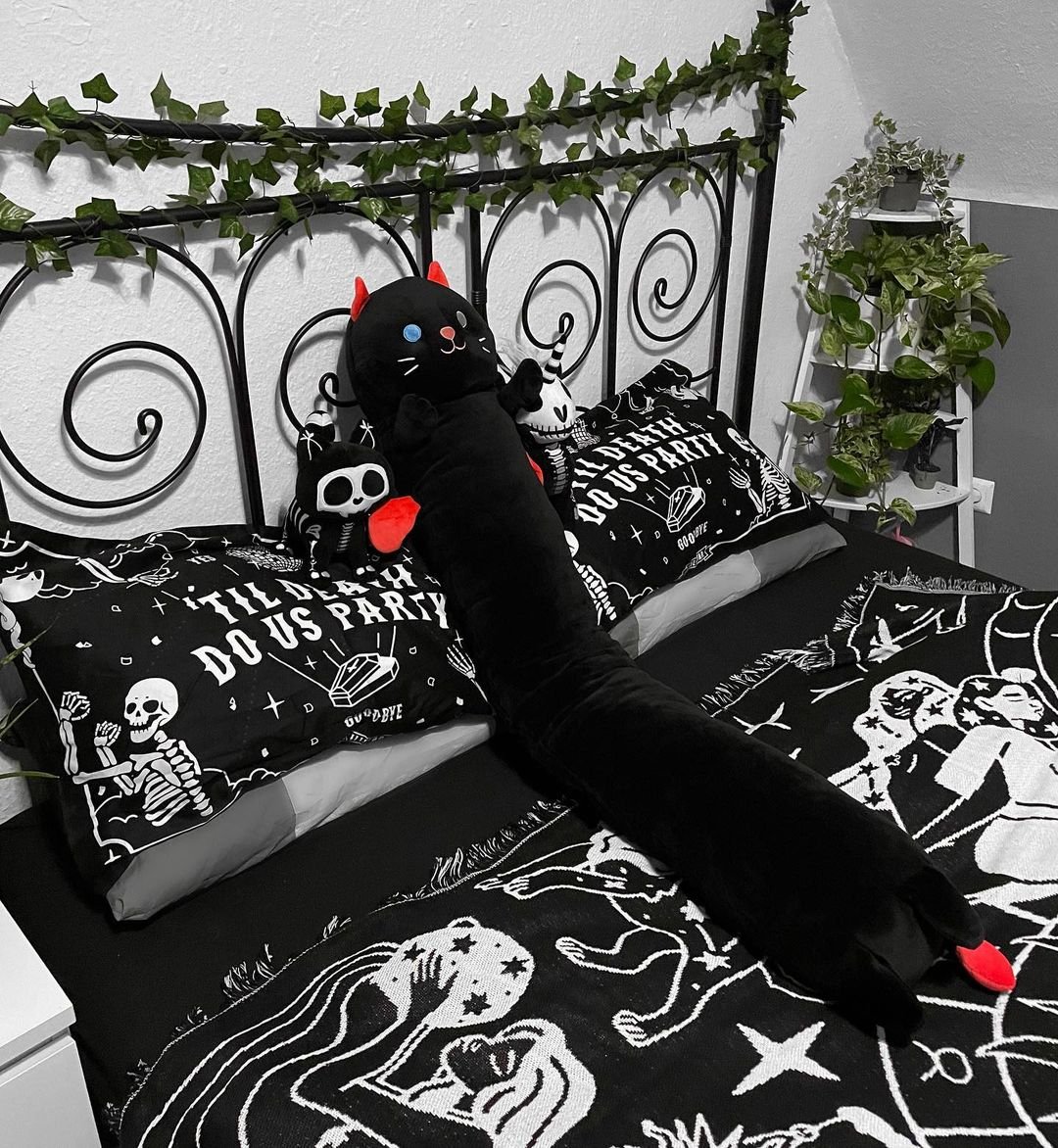 VampireFreaks's tweet photo. How fantastic is @nihilisticfae 's set up!? Skelekitty looks right at home!😻👻✨ 

#Goth #GothHomeDecor #GothRoom #GothLifestyle #GothicHome #SpookyHome #GothRoomDecor #GothApartment #GothHome #GothicLifestyle #SpookyHome #VampireFreaks #Skelekitty #GothBedroomDecor https://t.co/ajjDmYbnQP