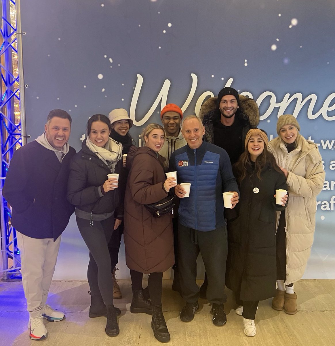 KEANDSONS's tweet photo. 🎭 @RobRinder and some of the cast of Snow White 🍎 at @MKTheatre popped over to the @centremk for some Hot Chocolate &amp; a ride on our Carousel 🎠 before tonight’s sell out show! https://t.co/GGgvcqWy99