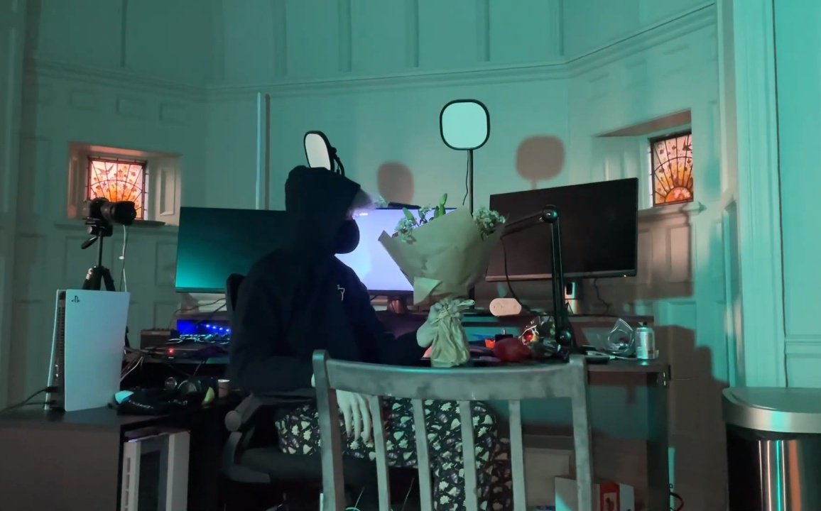 tommy got ranboo flowers because the bit is over 😭