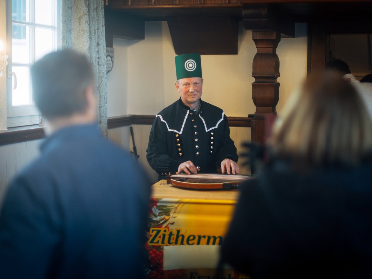 smktsachsen's tweet photo. 🏅 #Oberbärenburg in #Altenberg & die Silbermannstadt #Frauenstein dürfen weiter als »Staatlich anerkannter #Erholungsort« um Gäste werben! Die Urkunden übergab #Tourismus|ministerin #Klepsch heute. Beide sind perfekt für Ruhesuchende genauso wie für Aktivurlauber. Glückwunsch!💐 https://t.co/EMoeSkGCA5