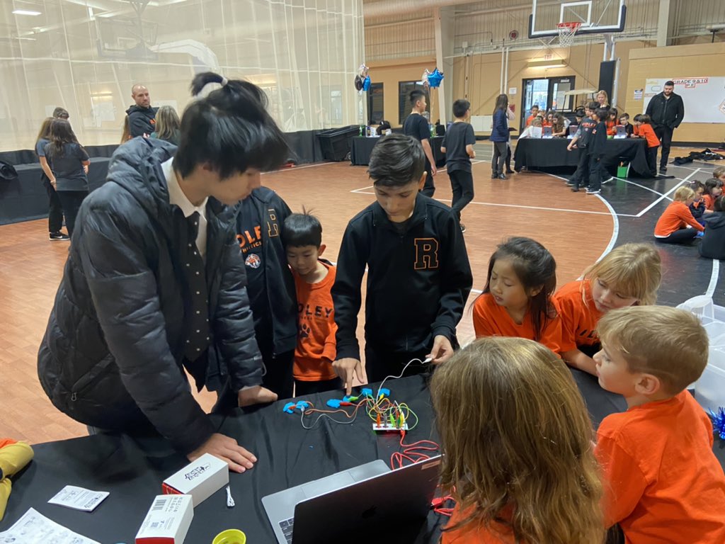 lisakdumont's tweet photo. @MsD_EDU and the @Ridley_College Coding Club set up a great interactive exposition for our #RidleyLS and #RidleyMS students to visit during Computer Science Education Week! #RidleyInnovation https://t.co/tfXUBZ9RbO