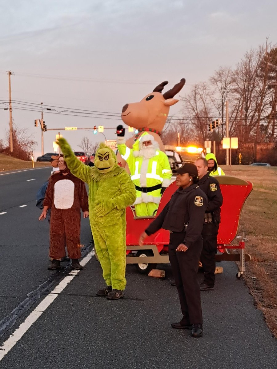 TheMDTA's tweet photo. This afternoon from 4 to 6pm is the last opportunity to drop off #ToysForTots donations for MDTA Police annual campaign. Locations to drop off new, unwrapped toys are listed here https://t.co/LaY6KlbwQP #MDHelps https://t.co/bu8Q9Vc7pz