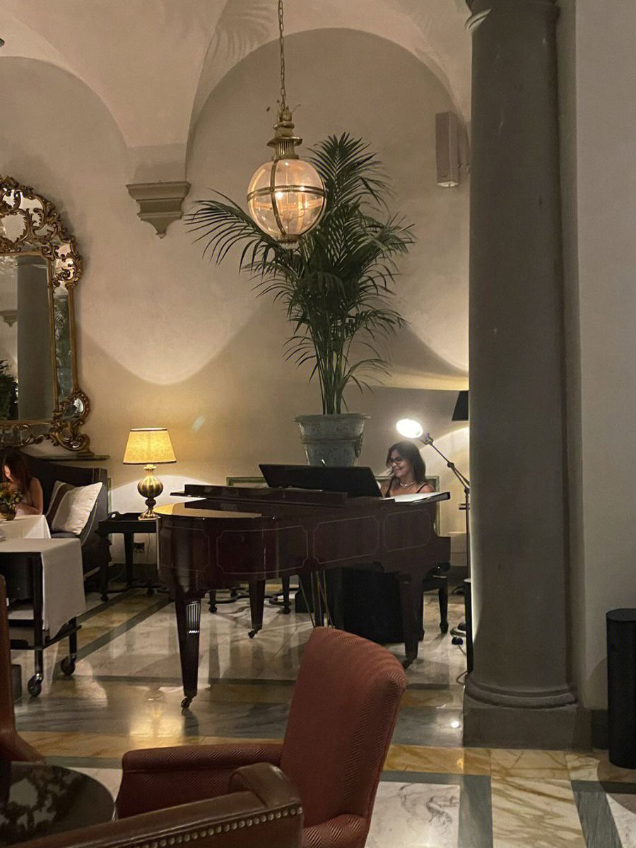 Italian decorated Michelin restaurant with good ambience, exquisite food and musicians playing piano!   🎹🍝🍴