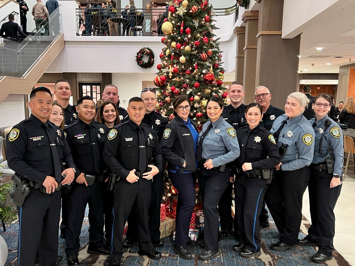 SantaClaraPD's tweet photo. For over a decade, the Shop with a Cop Foundation of Silicon Valley has hosted hundreds of students for a holiday shopping spree.
Today, @SantaClaraPD joined local Bay Area law enforcement agencies to bring this special holiday experience to young people throughout the county. https://t.co/K5KBvswfpV