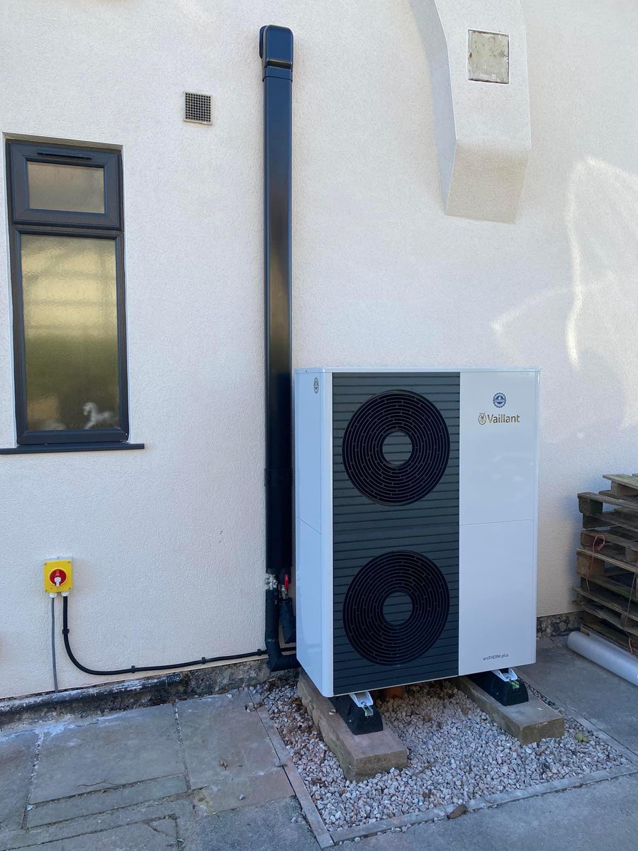 Mike_Sammon's tweet photo. Commissioned a cracking @heatgeek Assured job today in Chorley. Installer @tim_hcpl is a credit to the industry. Full system design calculations + a tidy job meant 36 degrees C flow temperature giving 21 degrees C room temperature at below minus outside. COP of 4 in this weather! https://t.co/L0Cn2Rte6d