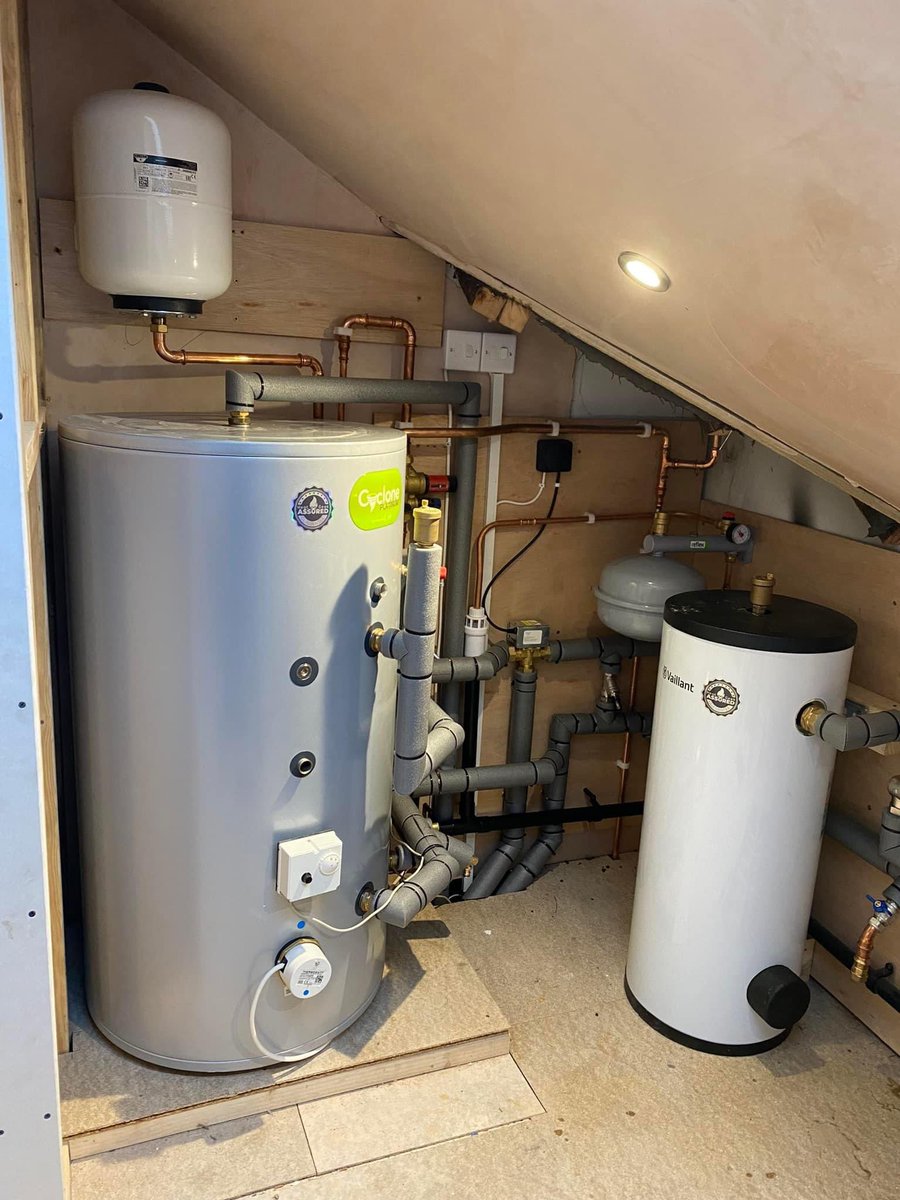 Mike_Sammon's tweet photo. Commissioned a cracking @heatgeek Assured job today in Chorley. Installer @tim_hcpl is a credit to the industry. Full system design calculations + a tidy job meant 36 degrees C flow temperature giving 21 degrees C room temperature at below minus outside. COP of 4 in this weather! https://t.co/L0Cn2Rte6d