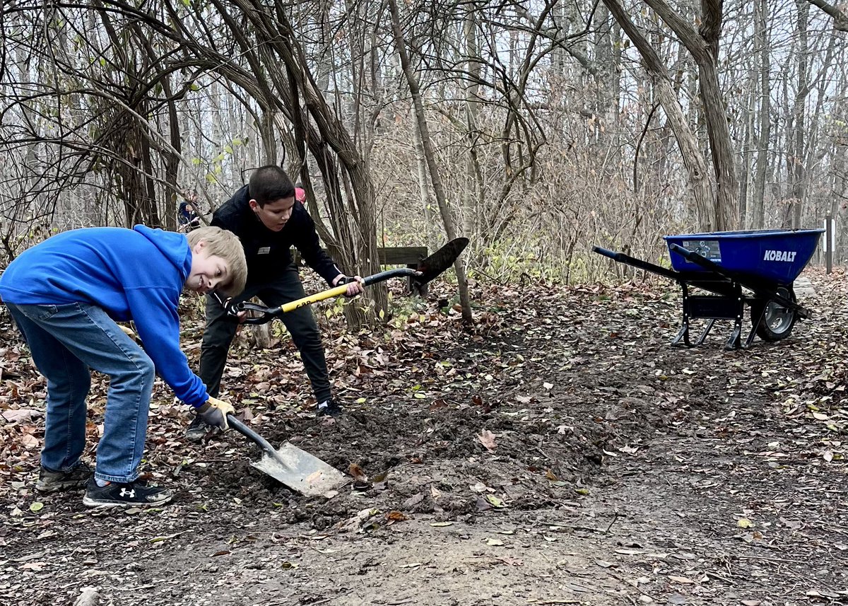 GatorsBike's tweet photo. Lifting the trail tread to help with rain/water management #kidsworkhardtoo #trailbuilding #trailcrew https://t.co/atiXxlQV1Y