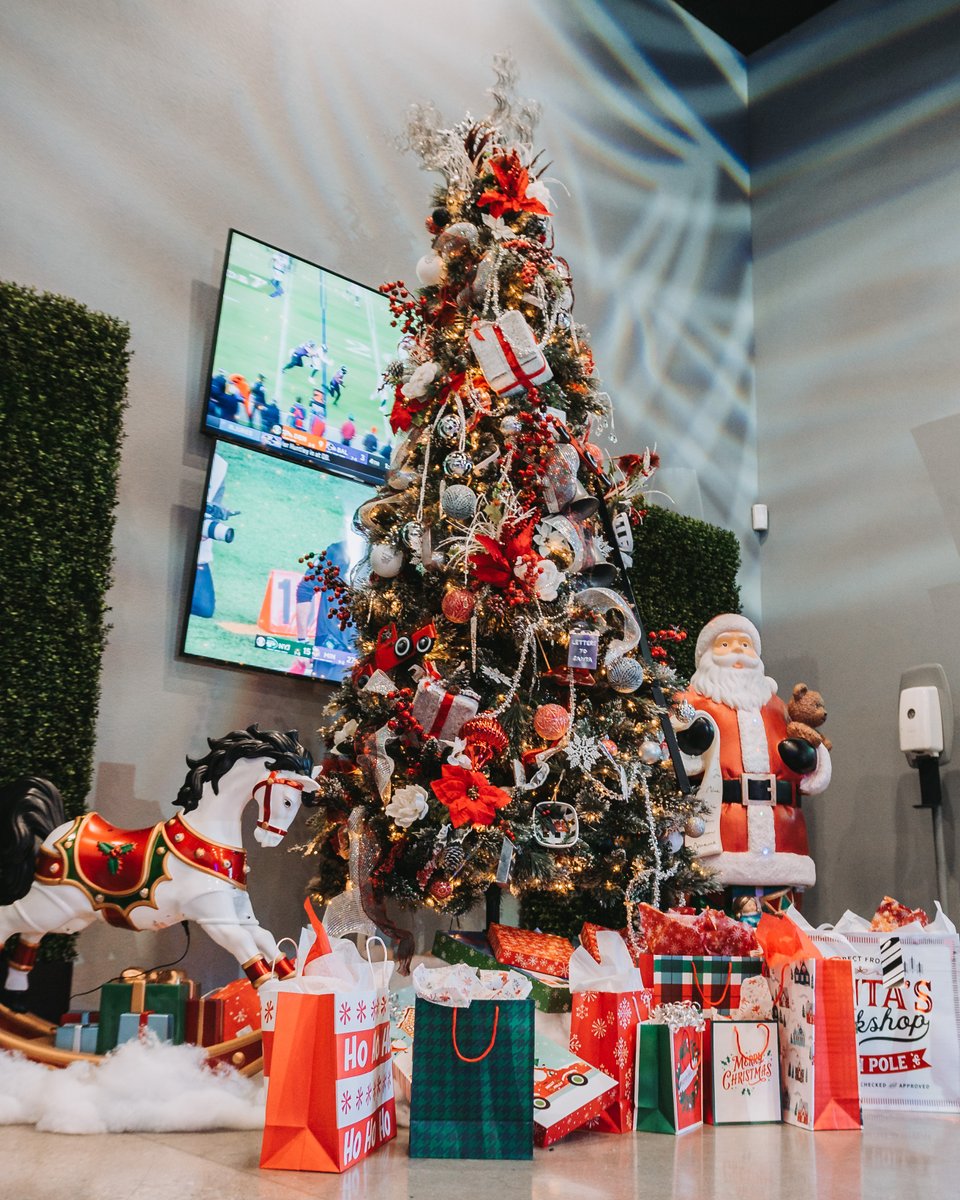 DAeventsLV's tweet photo. It’s the most wonderful time of the year. 🎄 We can’t believe that Christmas is just 17 days away.

https://t.co/Zgxlh04izF https://t.co/NFEBbcKVnS