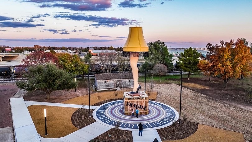 TravelOK's tweet photo. It may or may not be Italian, but either way, it's a major award! Head to Chickasha to see the 50-ft tall leg lamp. Legend has it that a local artist's personal creation inspired the famous movie prop! https://t.co/5mMvGKP7O0 #AChristmasStory 

📍: @VisitOk 
📷: @flighttimeokc https://t.co/jQkDRPE2Ep
