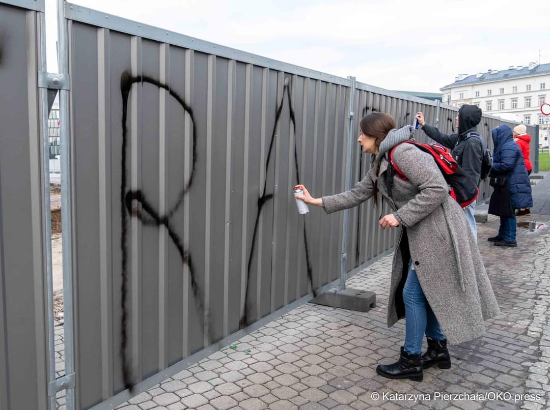 lotnabrygada's tweet photo. Pytanie do Jarosława przed następną miesięcznicą. Tym razem z zaskoczenia na płocie od Królewskiej.
Służba Ochrony Płotu dostała od nas budki strażnicze, bo się ostatnio uskarżają na złe warunki służby. Prawa, że jesteśmy mili??😜 https://t.co/VHnHtaygGg