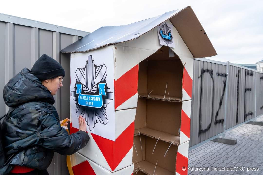 lotnabrygada's tweet photo. Pytanie do Jarosława przed następną miesięcznicą. Tym razem z zaskoczenia na płocie od Królewskiej.
Służba Ochrony Płotu dostała od nas budki strażnicze, bo się ostatnio uskarżają na złe warunki służby. Prawa, że jesteśmy mili??😜 https://t.co/VHnHtaygGg