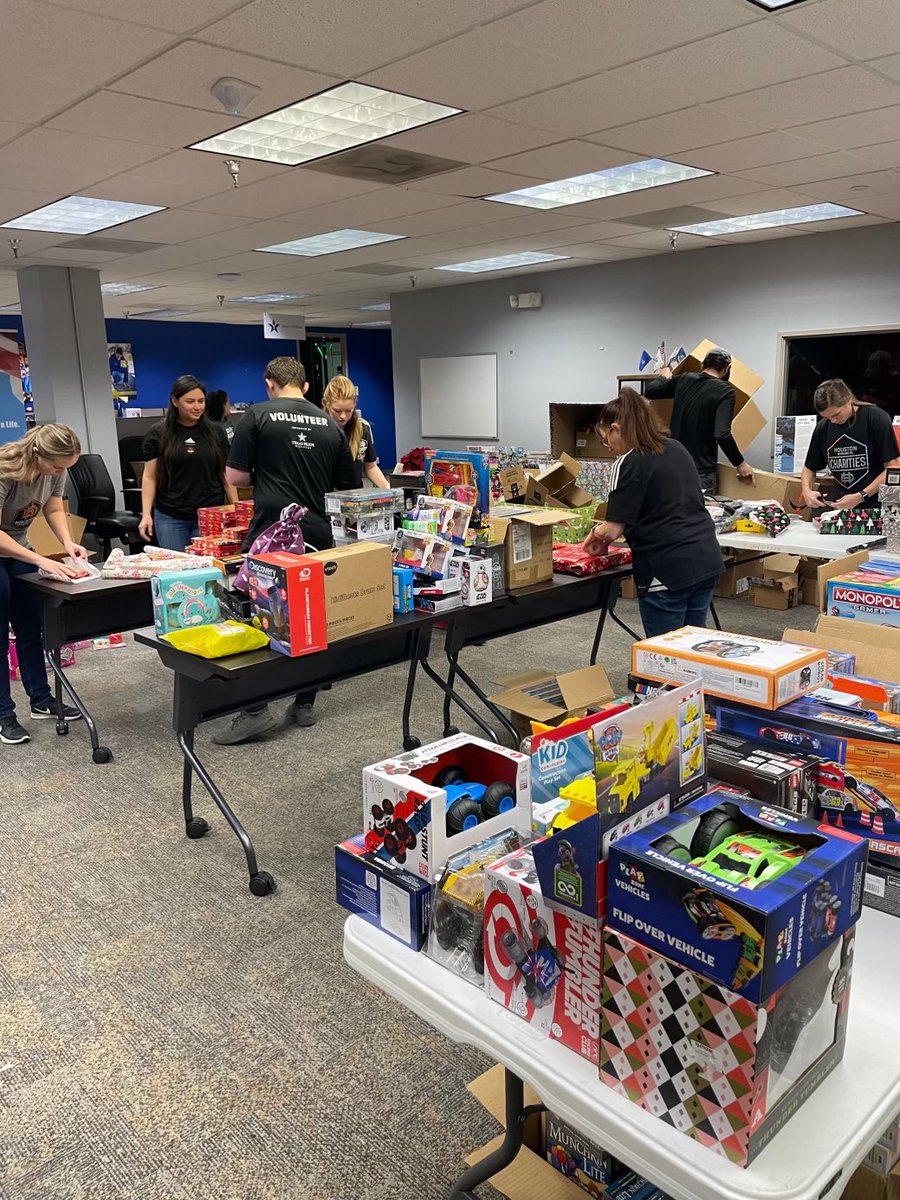 Houston Dynamo FC on Twitter "Wrapping gifts at Combined Arms🎁👏"