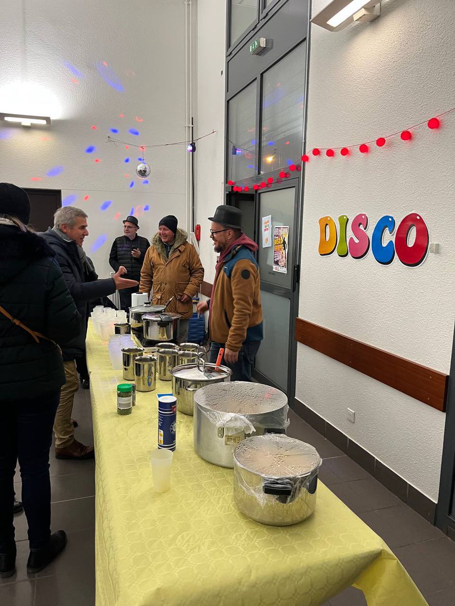 AnneBrugnera's tweet photo. 🪩Disco-soupe à la Chaufferie de #Mermoz 🥣
Musique 🎵, chocolat chaud ☕️et soupe🍵, pour un moment convivial partagé avec les habitants du quartier. 
Merci pour cette organisation et ces moments qui nous permettent de créer du lien ! #Lyon08 https://t.co/JJbnecN2pU