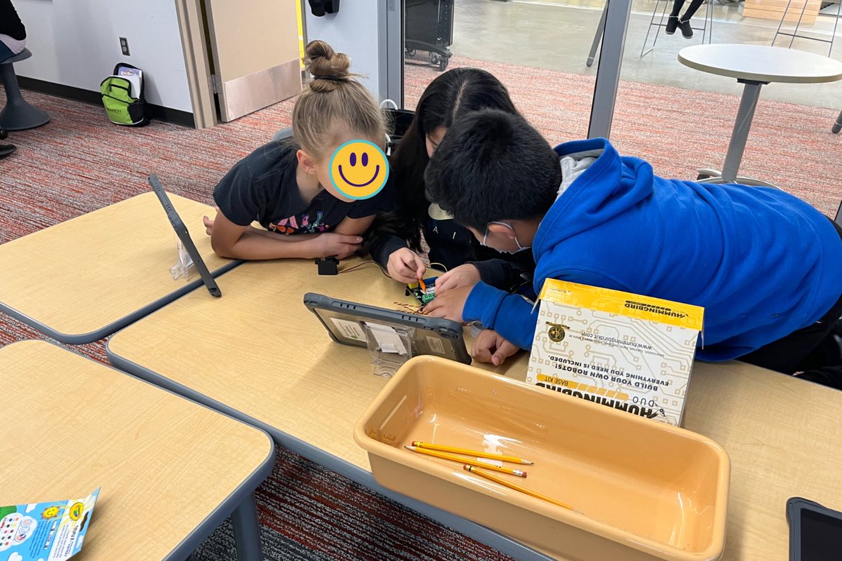 Ms_SmithEDU's tweet image. Ss exploring robotics with @birdbraintech for #CSEdWeek can’t wait to see their creations come to life! #weLearnVPS #edtech