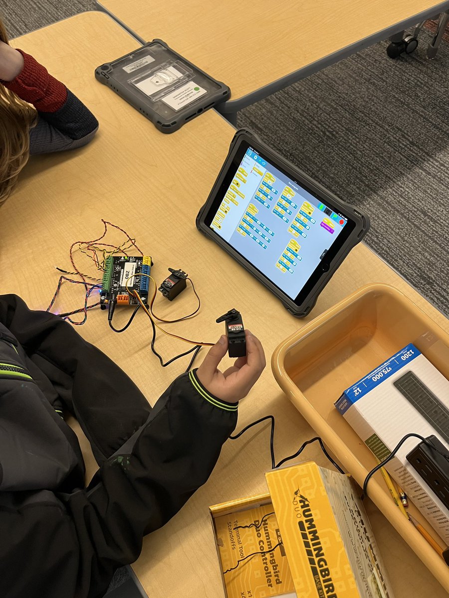 Ms_SmithEDU's tweet image. Ss exploring robotics with @birdbraintech for #CSEdWeek can’t wait to see their creations come to life! #weLearnVPS #edtech