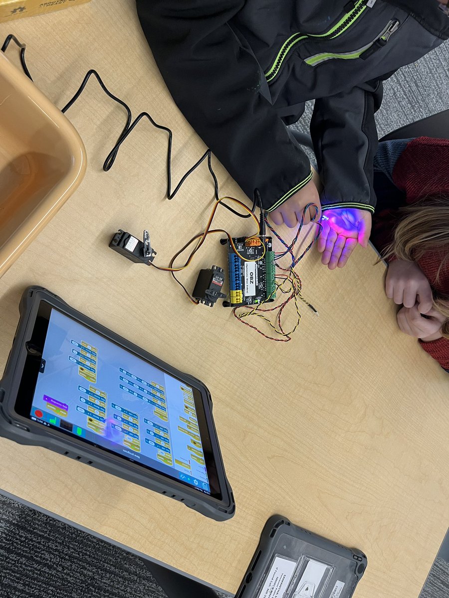 Ms_SmithEDU's tweet image. Ss exploring robotics with @birdbraintech for #CSEdWeek can’t wait to see their creations come to life! #weLearnVPS #edtech