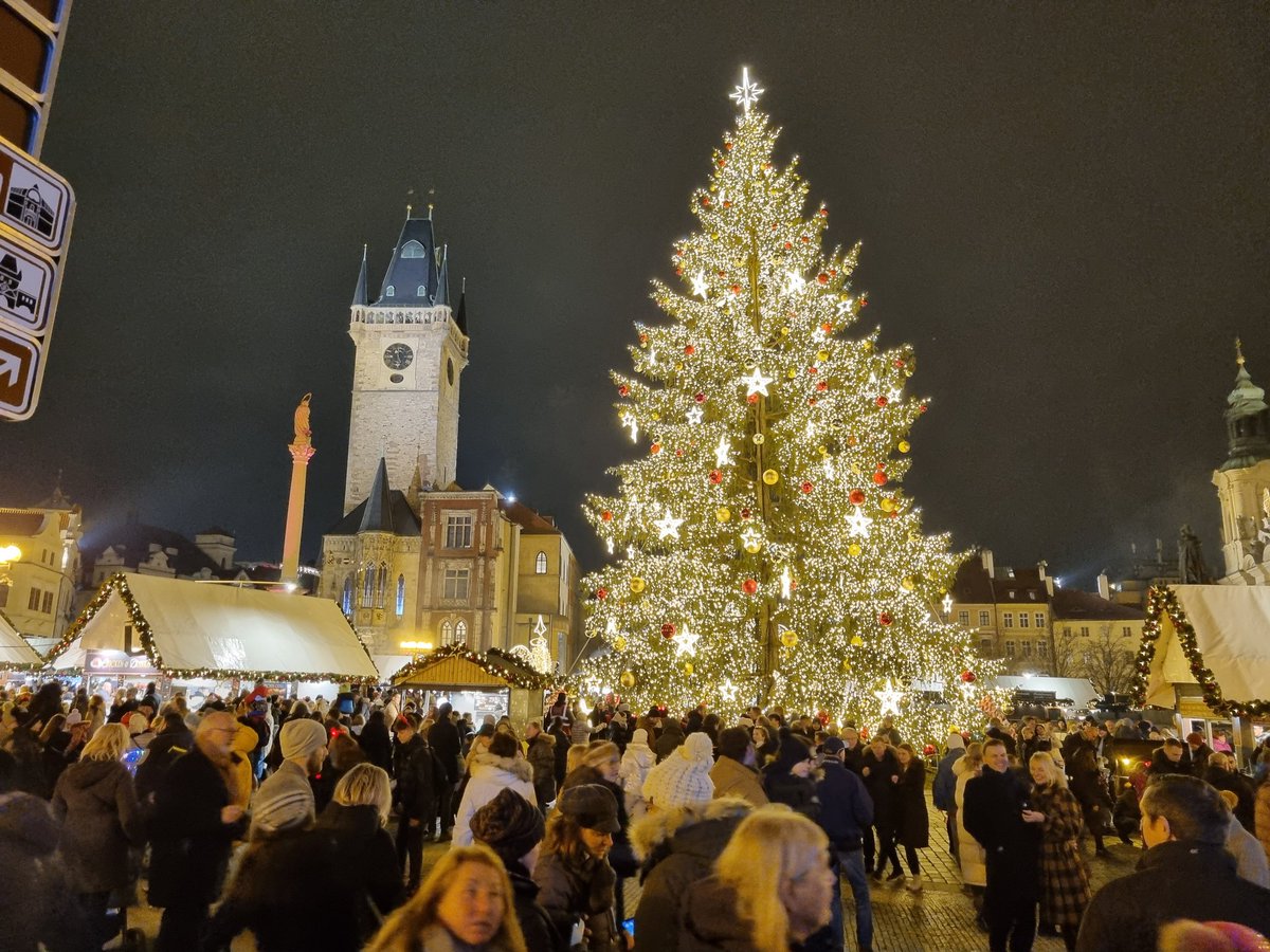 sandybwoy's tweet photo. Seeing as the Glasgow Christmas Market is non existent &amp; the Edinburgh one is a shadow of its former self...decided to go to Prague to see a proper one...😁 https://t.co/yhjeSuGblI