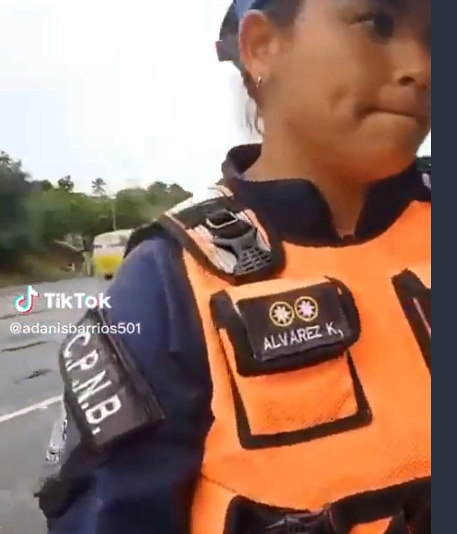 Caligula3012's tweet photo. ACÁ ESTÁ LA “FUNCIONARIA” que abusa de su autoridad. IDENTIFÍCALA 👇👇👇 https://t.co/ohfmELajTd