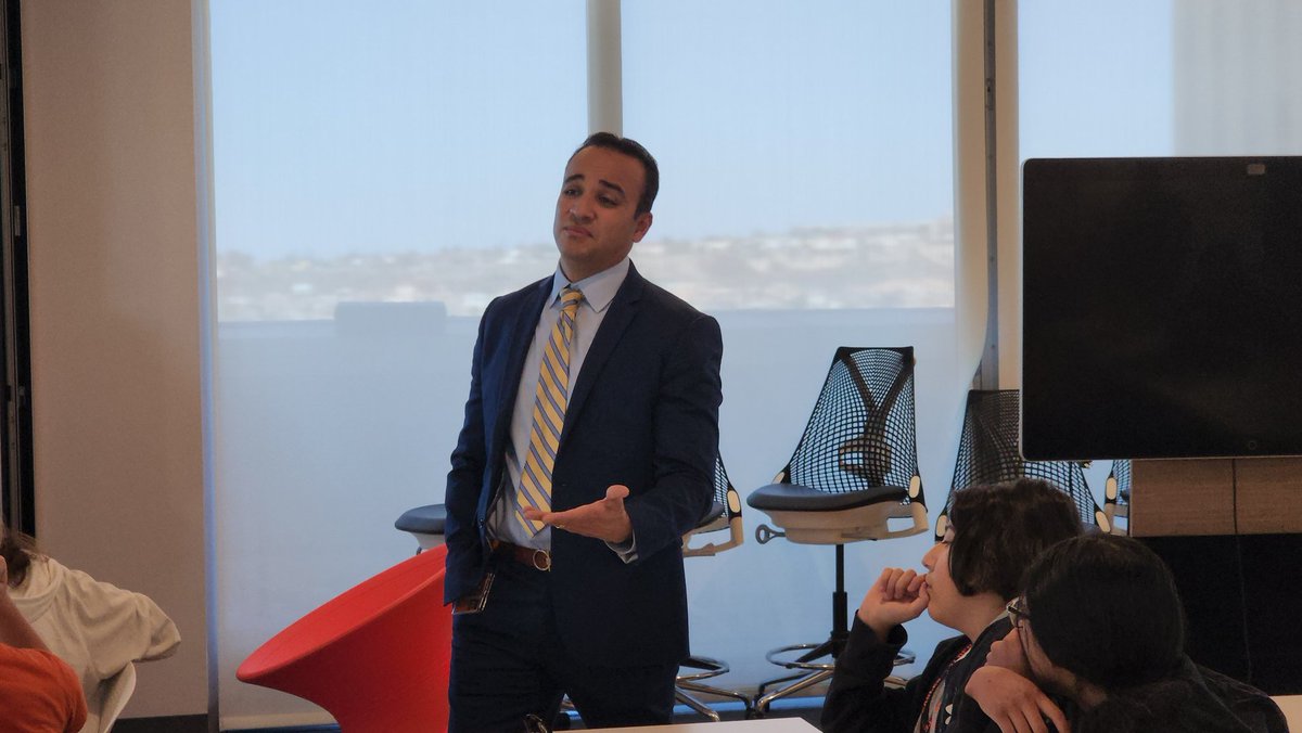 Roskosky90's tweet photo. @oarico1 talking about how he become Director of Technology for @CanutilloISD at the Blue Flame BLDG with students from Americas HS, CMSSA and AMS. @Barbpete2 @EagleJudge91 @PedroGalaviz9 @CanutilloMs #DistrictOfChampions #LearningOutOfThisWorld https://t.co/0GuEAuYWn1