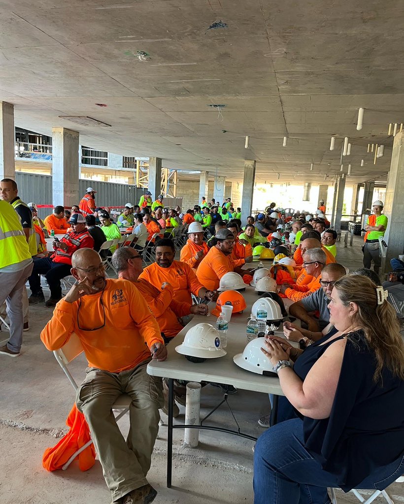 kaufmanlynn's tweet photo. Coming to you live from the Miami Riverwalk Phase II Topping Out! Congratulations to our incredible team on this latest milestone.
#miami #multifamily #klteam #kaufmanlynnconstruction #construction #miamiconstruction #integrity #ingenuity #initative https://t.co/VhicA0yyCb