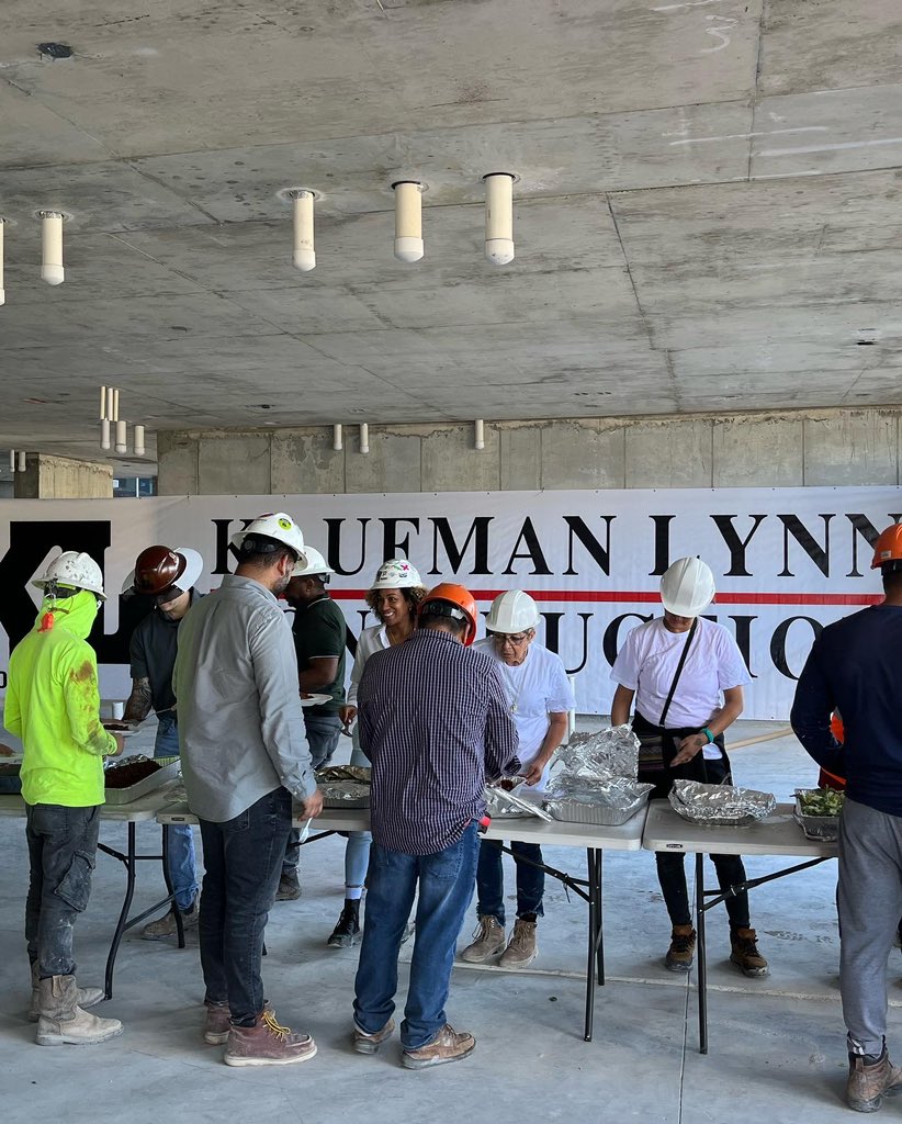 kaufmanlynn's tweet photo. Coming to you live from the Miami Riverwalk Phase II Topping Out! Congratulations to our incredible team on this latest milestone.
#miami #multifamily #klteam #kaufmanlynnconstruction #construction #miamiconstruction #integrity #ingenuity #initative https://t.co/VhicA0yyCb