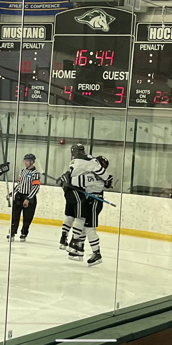 zoeleas's tweet photo. great win morrisville 💚 @Morrisvillehky @JonasLeas https://t.co/5CU3JWexwS