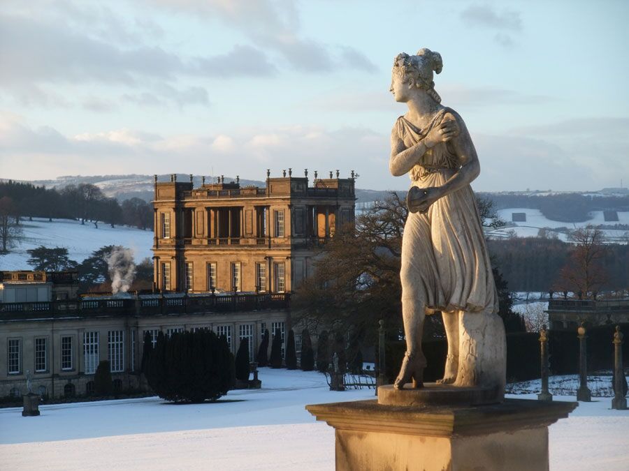 The raw beauty of the Peak District offers a backdrop to the grandeur of Chatsworth. Blow those cobwebs away with a winter walk and if you need inspiration, we've highlighted a few of our favourite spots in our recent blog. loom.ly/5ucFrao #PeakDistrict #Chatsworth