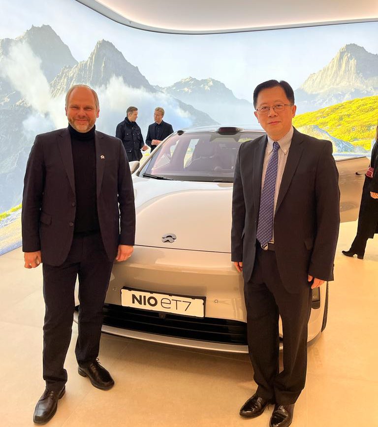 YasharAzad's tweet photo. Today Mr. Consul HAN Xiaodong from @ChinaEmbSweden visited #NIOSpace opening in Stockholm and met with our General Manager #NIOSverige Mattias Lundgren! @NIOGlobal
It was a pleasure to have the Commercial Counsellor at our Space. #BlueSkyComing #NIOET7 https://t.co/Jo0h9Goiki