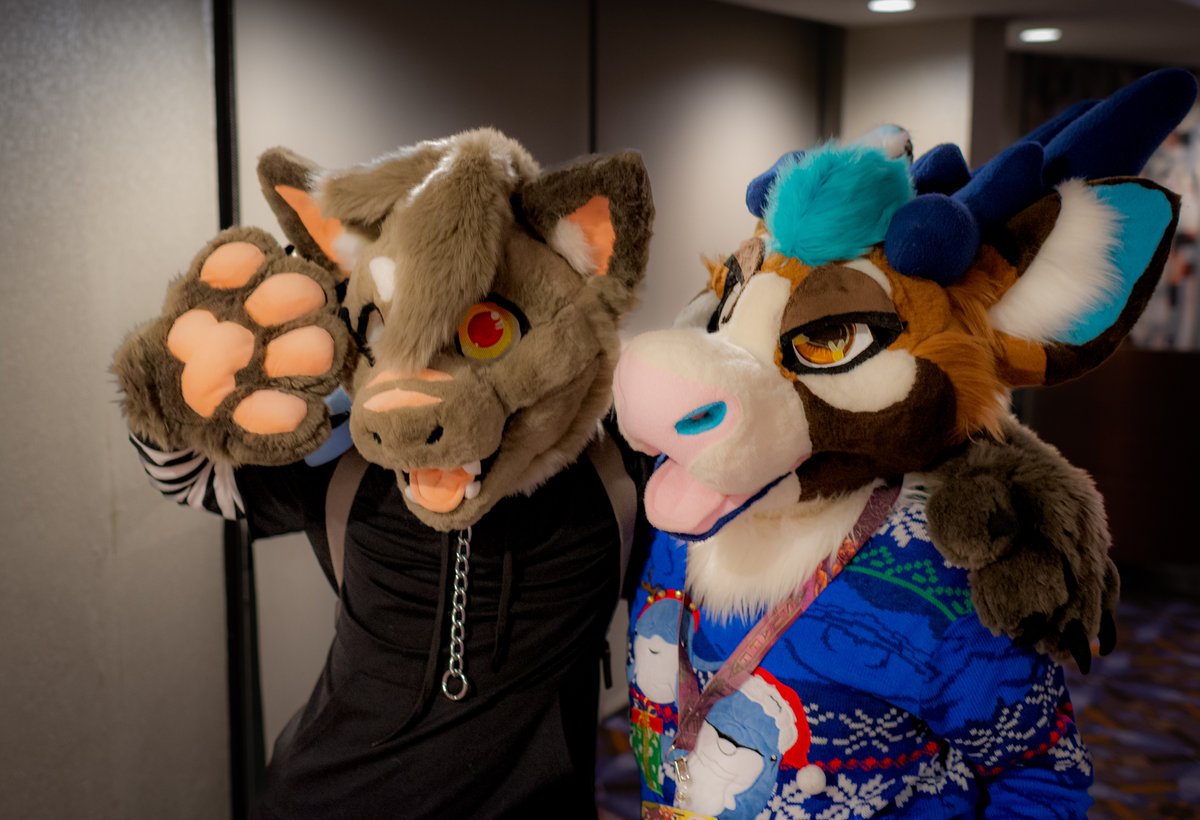 adelair_'s tweet photo. Floe (@Floebean) taking Bookie (@bookiebou) to get Mall Gothed up... or is she taking him to get Christmased out?   #MFF2022 https://t.co/j7f0DHZQNo
