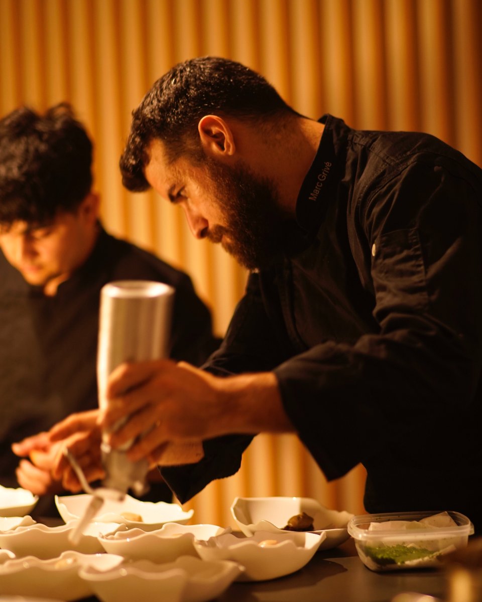 Trabajamos duro cada día para brindaros una noche especial e irrepetible, pero todo es más fácil cuando lo haces con pasión #gastroshows #experienciagastronomica #barcelona #cenaclandestina