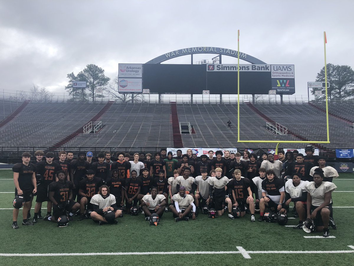 Malvern_AR_HS's tweet photo. Game prep at War Memorial! #LeopardRoar https://t.co/hJFMeyE373