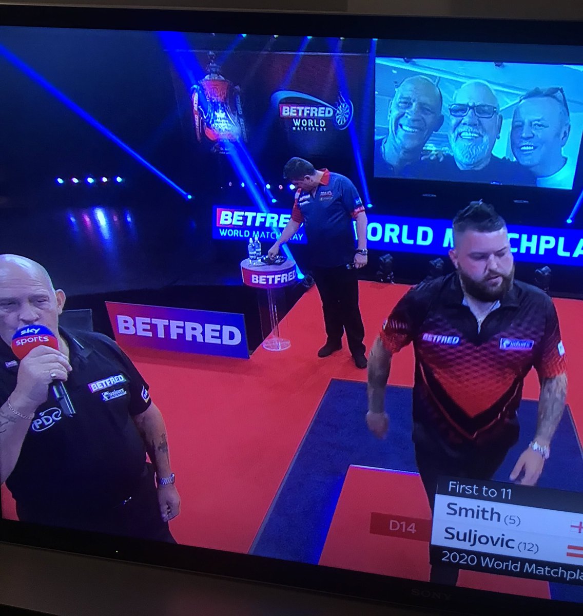 Russ you require: x2 👨🏻‍🦲👨🏻‍🦲                          #darts #funny #freezeframe #russbray #thevoice #bullyboy #thegentle #johnmcdonald #bigscreen