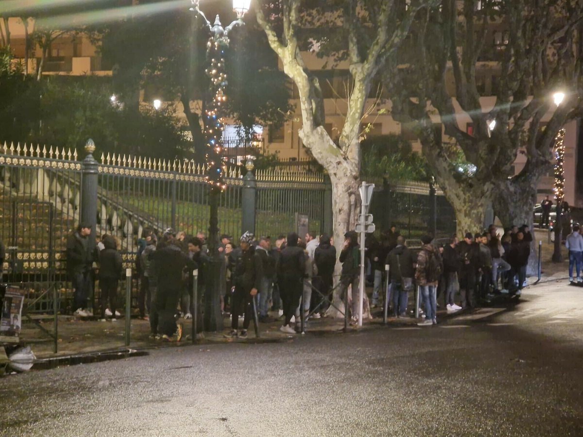 Corse_Matin's tweet photo. Une petite centaine de militants et sympathisants Corsica Libera sont réunis à Bastia, devant le palais de justice, en soutien aux sept militants interpellés lundi matin. Ils sont toujours en garde à vue. La mobilisation se déroule dans le calme.
📸 Julie Quilici-Orlandi https://t.co/uKOT3j3Cru