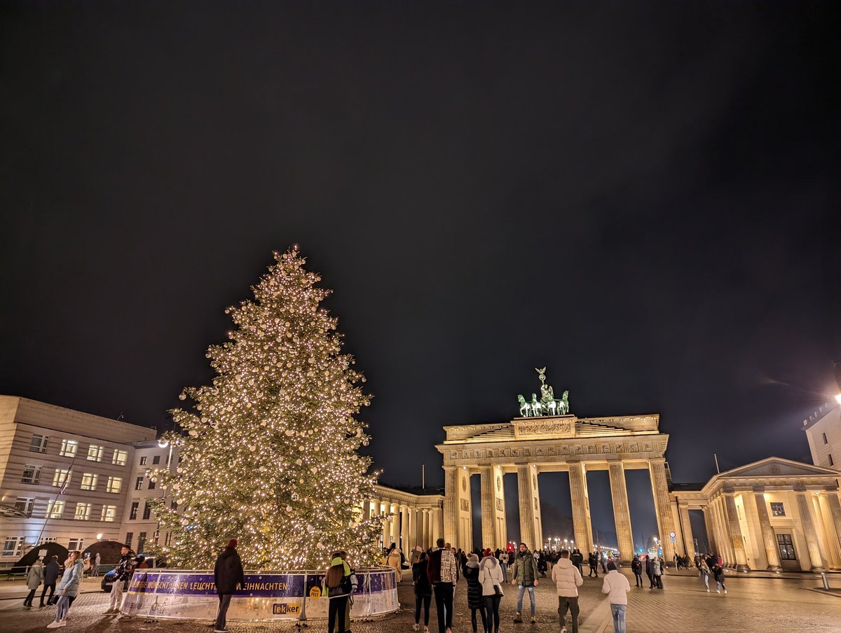 "Danke, dass alle zur Geburtstagsparty gekommen sind", sagt <a href="/W_Schmidt_/">Wolfgang Schmidt</a> - dabei ist heute ja nicht nur 1 Jahr Bundesregierung, sondern auch <a href="/Bitkom/">Bitkom</a>-Empfang zum #DigitalGipfel2022 mit <a href="/Achim_Berg/">Achim Berg</a>