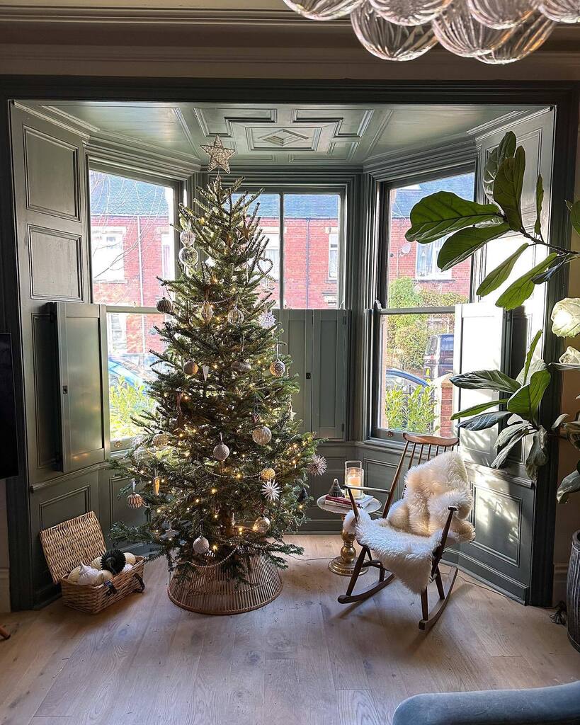 Our 2nd tree is up! We went for a real one in here, I just love the scent. Swipe to see how this space looked this time last year, we’ve since had the sash windows restored and replaced the glass with double glazing. This has made such a difference with … instagr.am/p/Cl6sWmMo7dT/