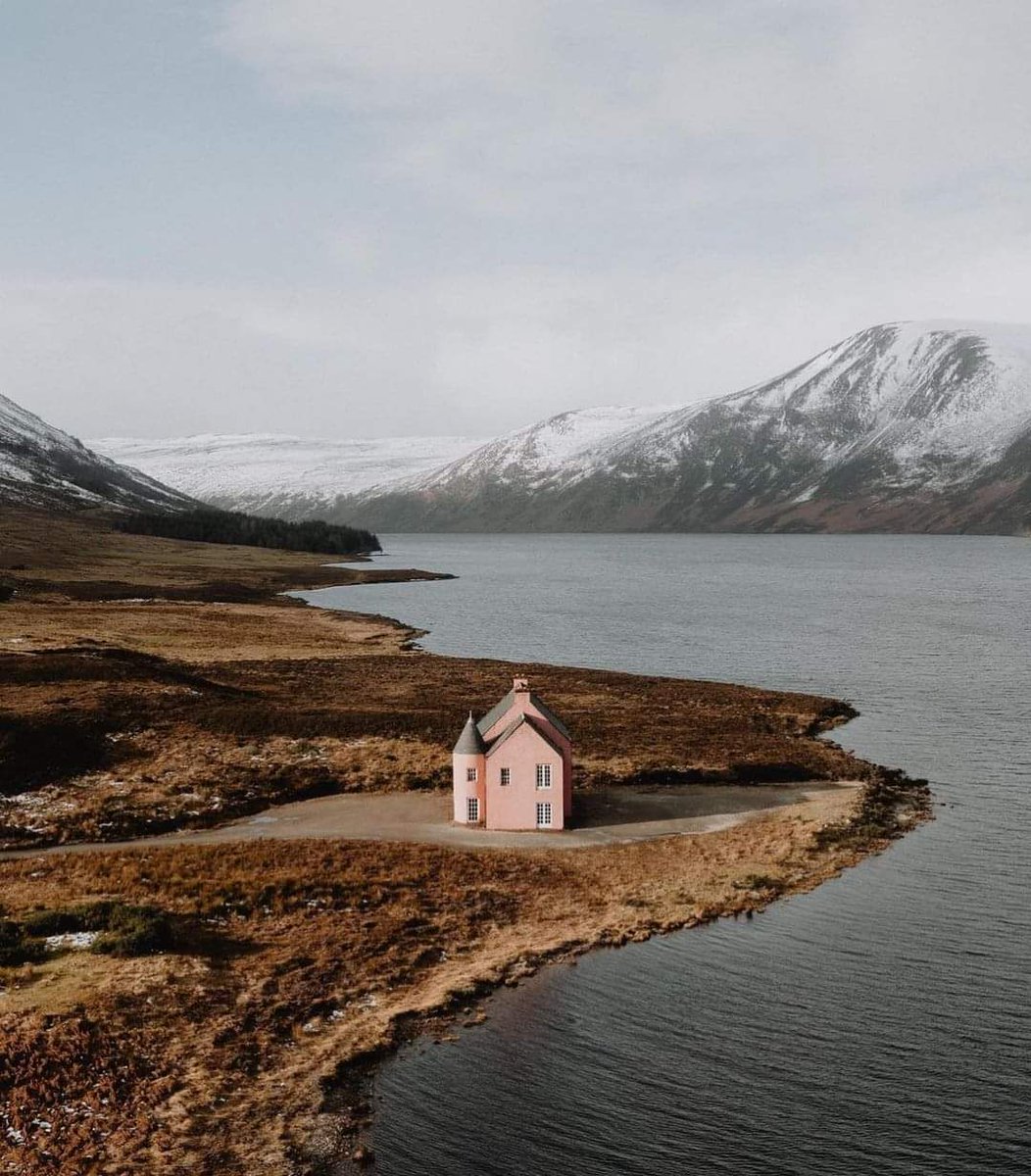 Love this photo especially the pink house!!❤️❤️ 📍Loch Glass 📷IG/@joebhall_ 👉 Dreaming of Scotland, Facebook