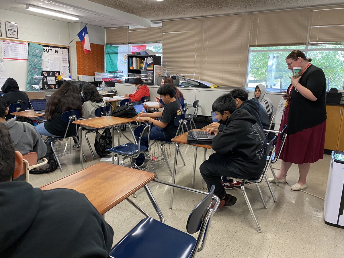 ManuelUmanzor15's tweet image. Had the privilege of observing mentee, @MrsAllenMEd, and her great work at @PatrickHenryMS with the teachers and the @dpvils Immersive Media Lab. Way to go, guys! 😲🤩