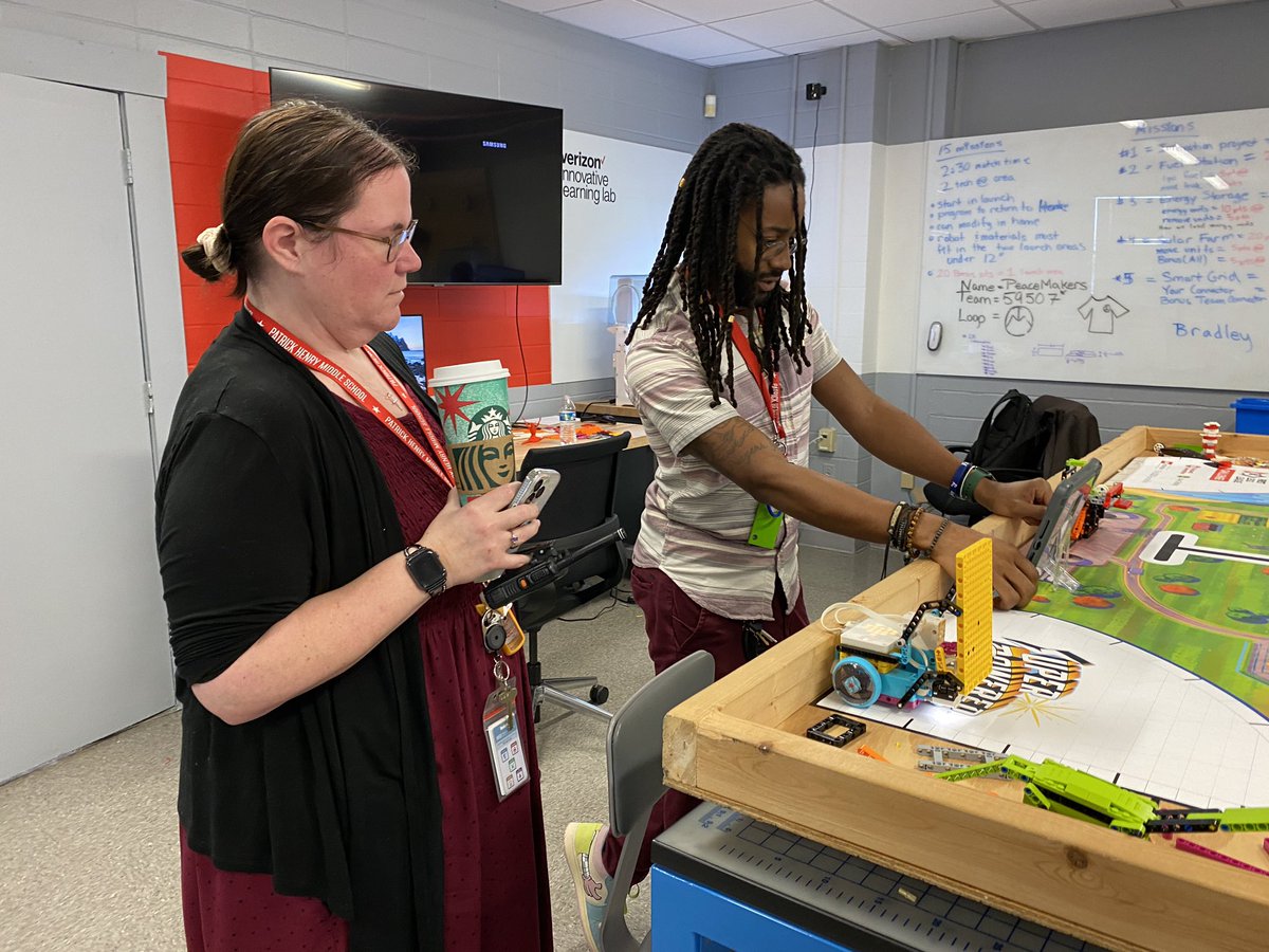 ManuelUmanzor15's tweet image. Had the privilege of observing mentee, @MrsAllenMEd, and her great work at @PatrickHenryMS with the teachers and the @dpvils Immersive Media Lab. Way to go, guys! 😲🤩