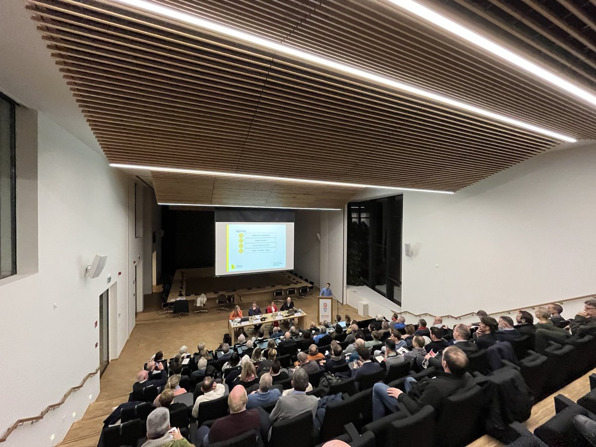 Een goed gevulde raadszaal in het AC van <a href="/gemeenteBeveren/">Gemeente Beveren</a> . Luisteren naar het fusietraject van <a href="/gemeenteBeveren/">Gemeente Beveren</a>, <a href="/Kruibeke/">Gemeente Kruibeke</a>  en <a href="/zwijndrecht2070/">Gemeente Zwijndrecht</a> . Luisteren naar de toekomst.  #voorvooruitgang