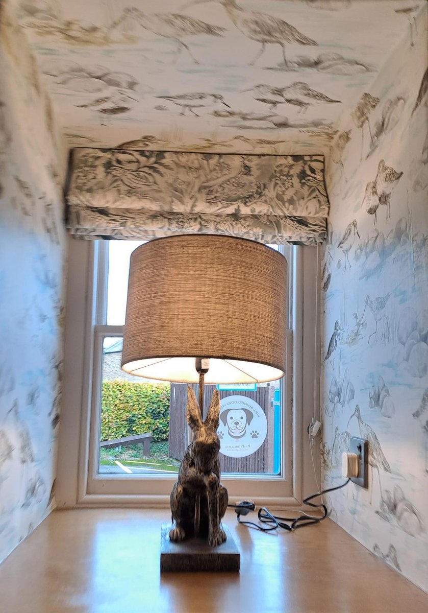 A little corner of our little inn. But it tells you a lot about us. Interesting wallpaper, a quirky lamp and a dog-friendly sticker on the window. Need you know any more? loom.ly/dSpeYVw #YourNewFavouriteInn