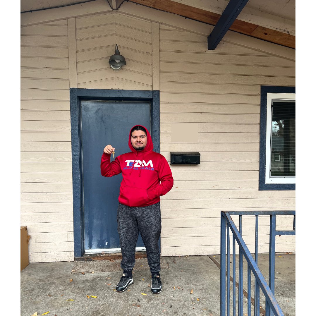 ChicoHousAction's tweet photo. A new resident has moved into our Redwood Housing program for CSU-Chico students! Dylan, from Sacramento originally, is an engineering major with a gaming minor and loves playing video games. Welcome, Dylan! https://t.co/e4OJXihSZI