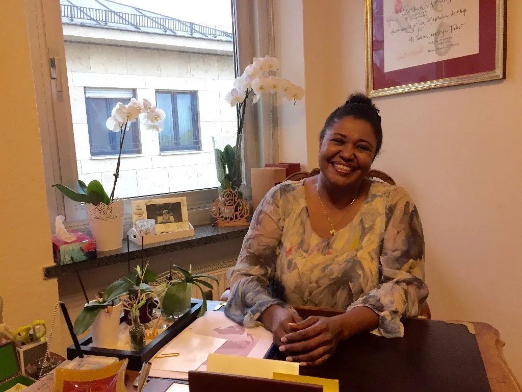 Das ist Dr. Tahir aus München. Sie hat bereits 10.000+ der rund 70.000 Opfer weiblicher Genitalverstümmelung in DE behandelt. 

<a href="/KV_Bayerns/">Kassenärztliche Vereinigung Bayerns</a> findet: Kosten zu hoch. Der Praxis droht Schließung, den Frauen fehlende Versorgung. 

<a href="/Karl_Lauterbach/">Prof. Karl Lauterbach</a> da muss doch Hilfe möglich sein!