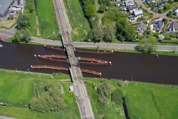 Geweldig nieuws voor <a href="/provfryslan/">Provincie Fryslân</a> en <a href="/Gemeente_Lwd/">Gemeente Leeuwarden</a>! 

𝙒𝙖𝙖𝙧𝙤𝙢?
👉 oplossen bestaand spoorknelpunt 👉 station Werpsterhoeke een stap dichterbij
👉 kans voor nieuwe fietsverbinding Middelsee
👉 ruimte voor nieuwe woningen

Dank aan alle betrokkenen 🙏

lc.nl/friesland/leeu…